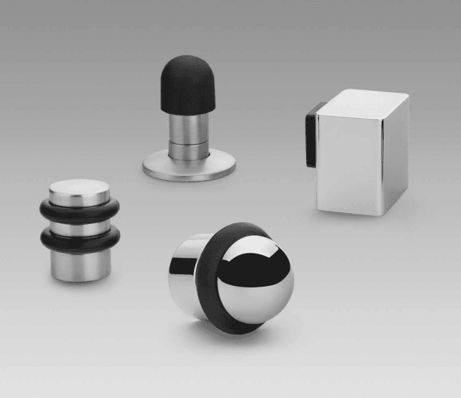 Complements: door stoppers, keys, toilet roses